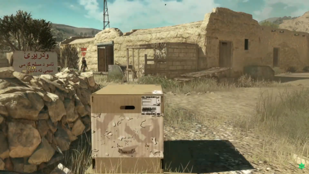 Jogador escondido em uma caixa de papelão, o que lhe garante furtividade no jogo.